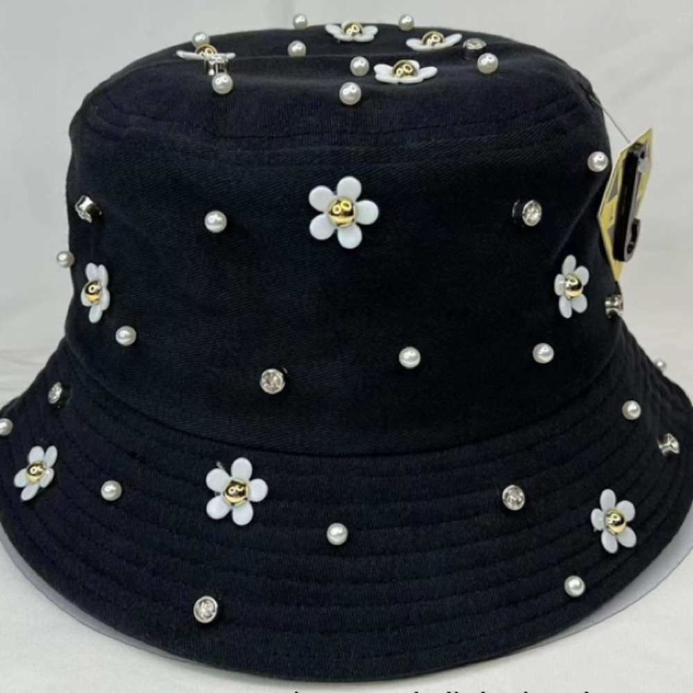 Bucket hat with flower deco